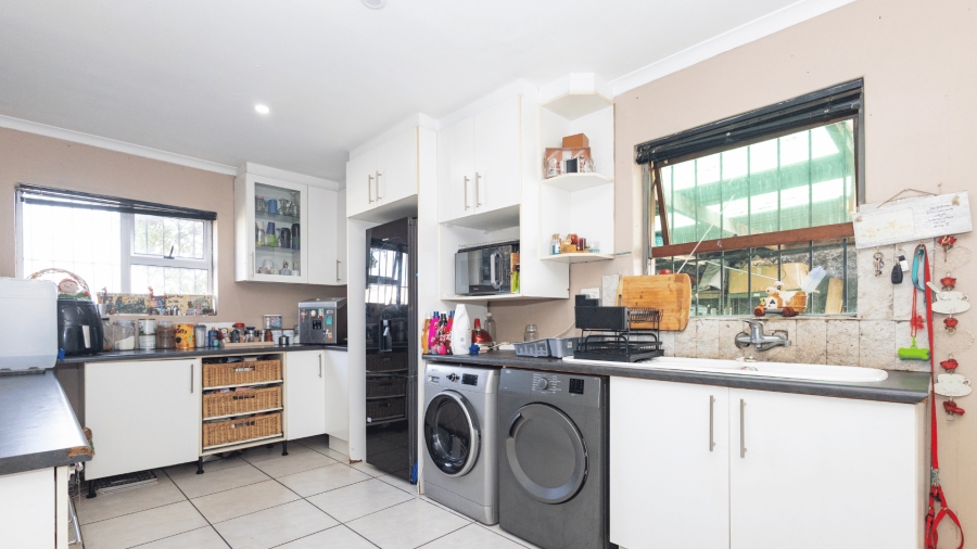 3 Bedroom Property for Sale in Peerless Park North Western Cape